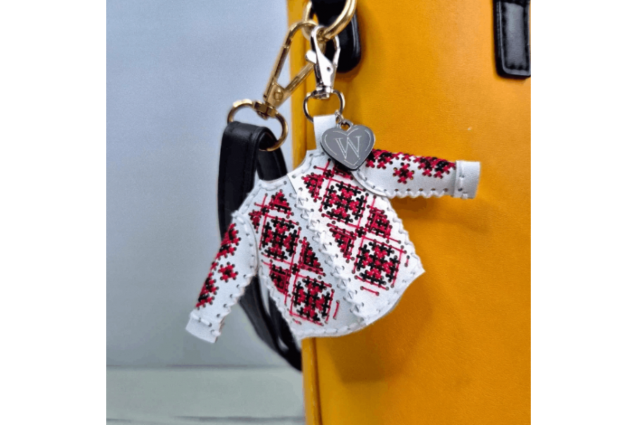 Набір для вишивки нитками на штучній шкірі «Шарм для сумки – Вишиванка. Червона енергія» FLHL-129